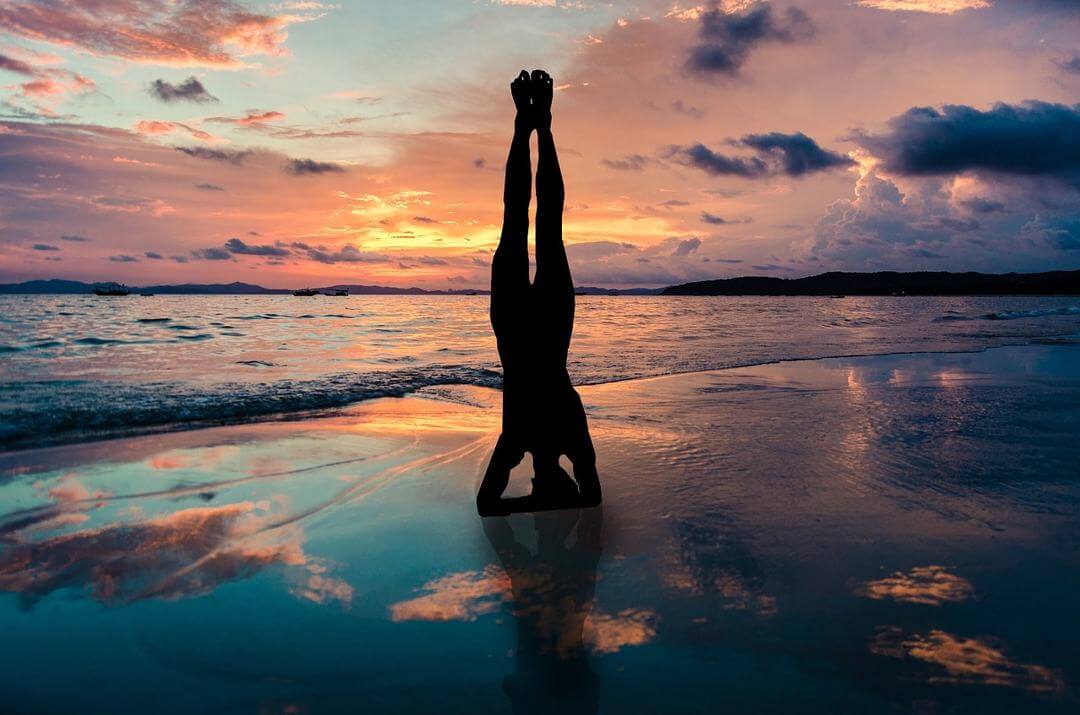 short-term-goals-aruba-yoga-hand-stand-aruba-blog-caribmedia